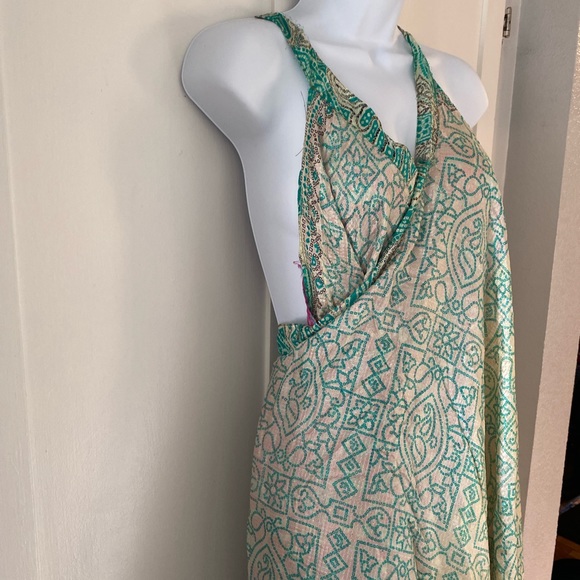 One skirt over 100 ways to wear!  So versatile this skirt/dress/top is fabulous! - Picture 13 of 16